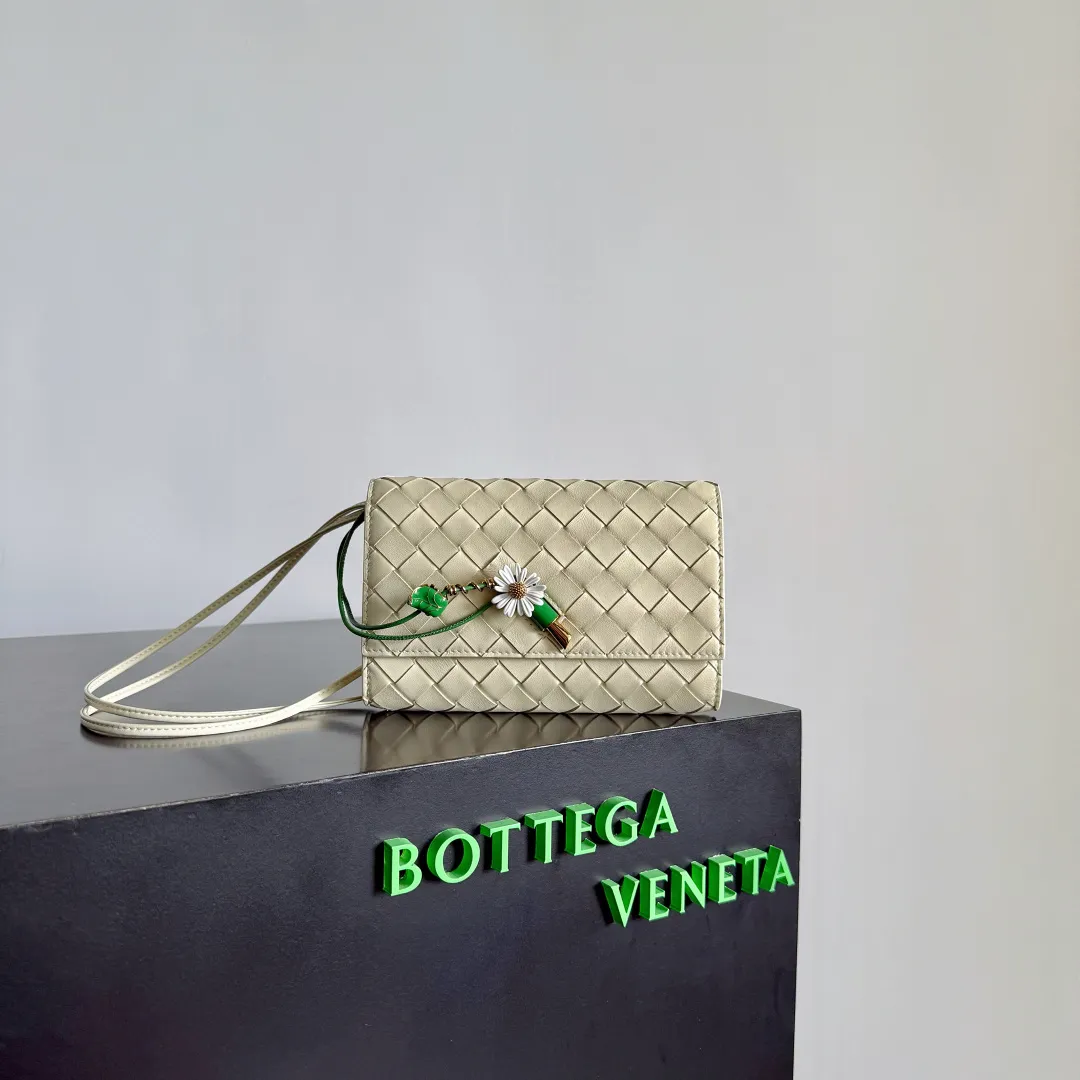 Batch 1560 Bottega Veneta2025 new product Daisy Andiamo bag, classic woven crossbody bag, thin shoulder strap is more casual, especially the small pendant design this time, daisy + green leaves + small gold chain, add a playful and smart look to the tough leather🌼Metallic button and knot closure, simple but not simple, elegant texture, elegant weaving attitude. You can also decide how to carry the bag according to your outfit and occasion. It can be used as a clutch bag, shoulder bag, or crossbody bag. It has a high usage rate. 😊Pair it with a simple skirt to instantly become relaxed and fashionable. Pair it with a smart suit to neutralize the formal feeling. It can be used for commuting and dating! Style number: 838870 (836940) Color: sea salt Size: 19*12.6*2cm